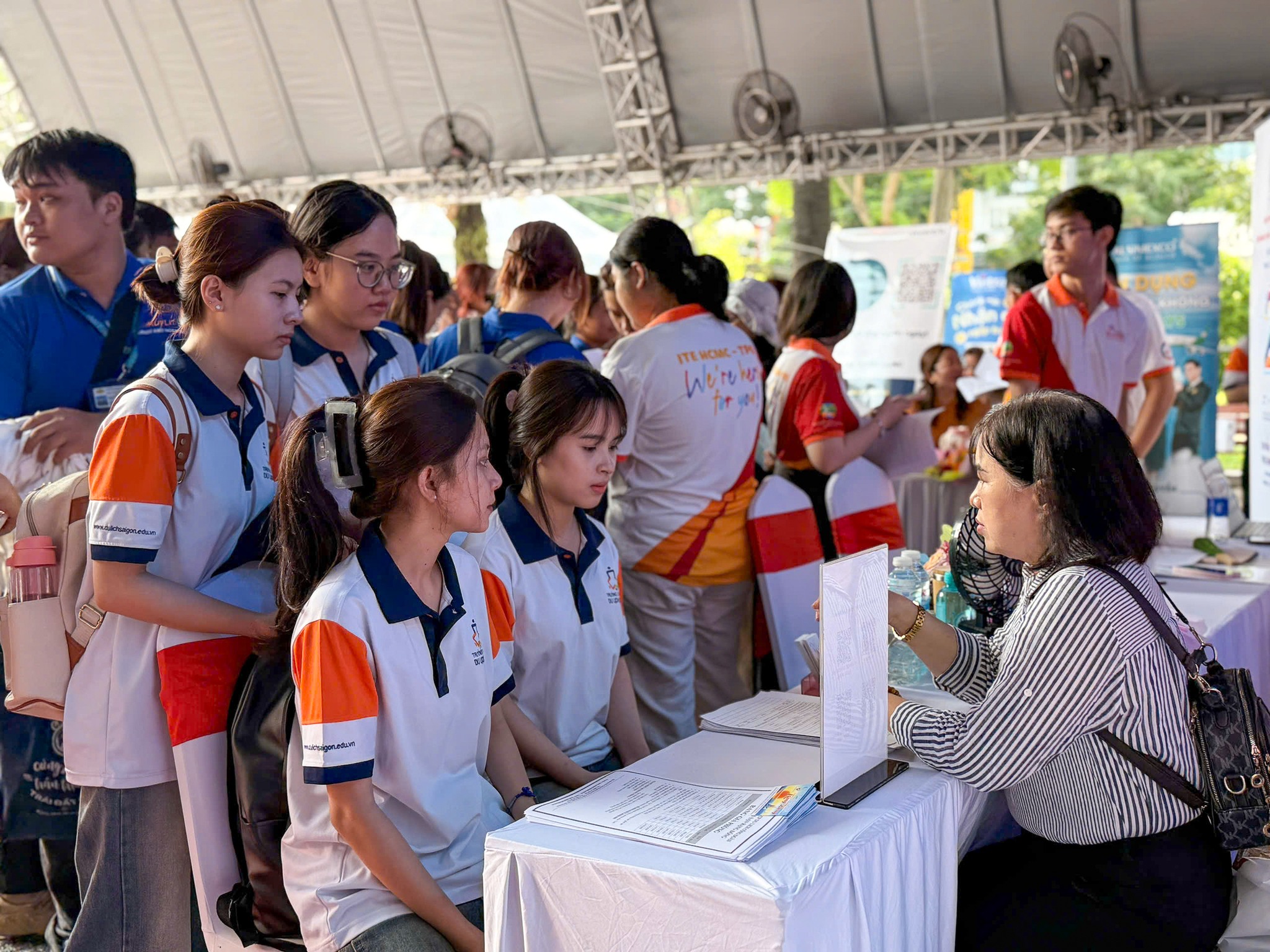 Doanh nghiệp du lịch TP.HCM tăng tuyển dụng, lương cao nhất gần 30 triệu - 2