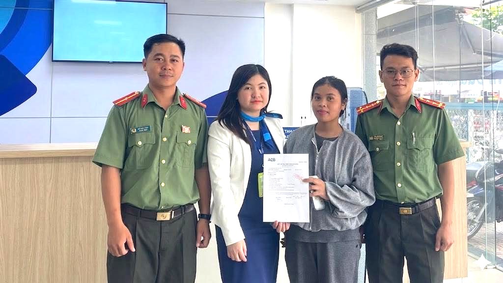 Công an hỗ trợ hoàn trả gần 500 triệu đồng do người khác chuyển nhầm - 1