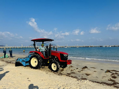  - Bãi biển Côn Đảo được làm sạch bằng máy sàng cát công suất lớn