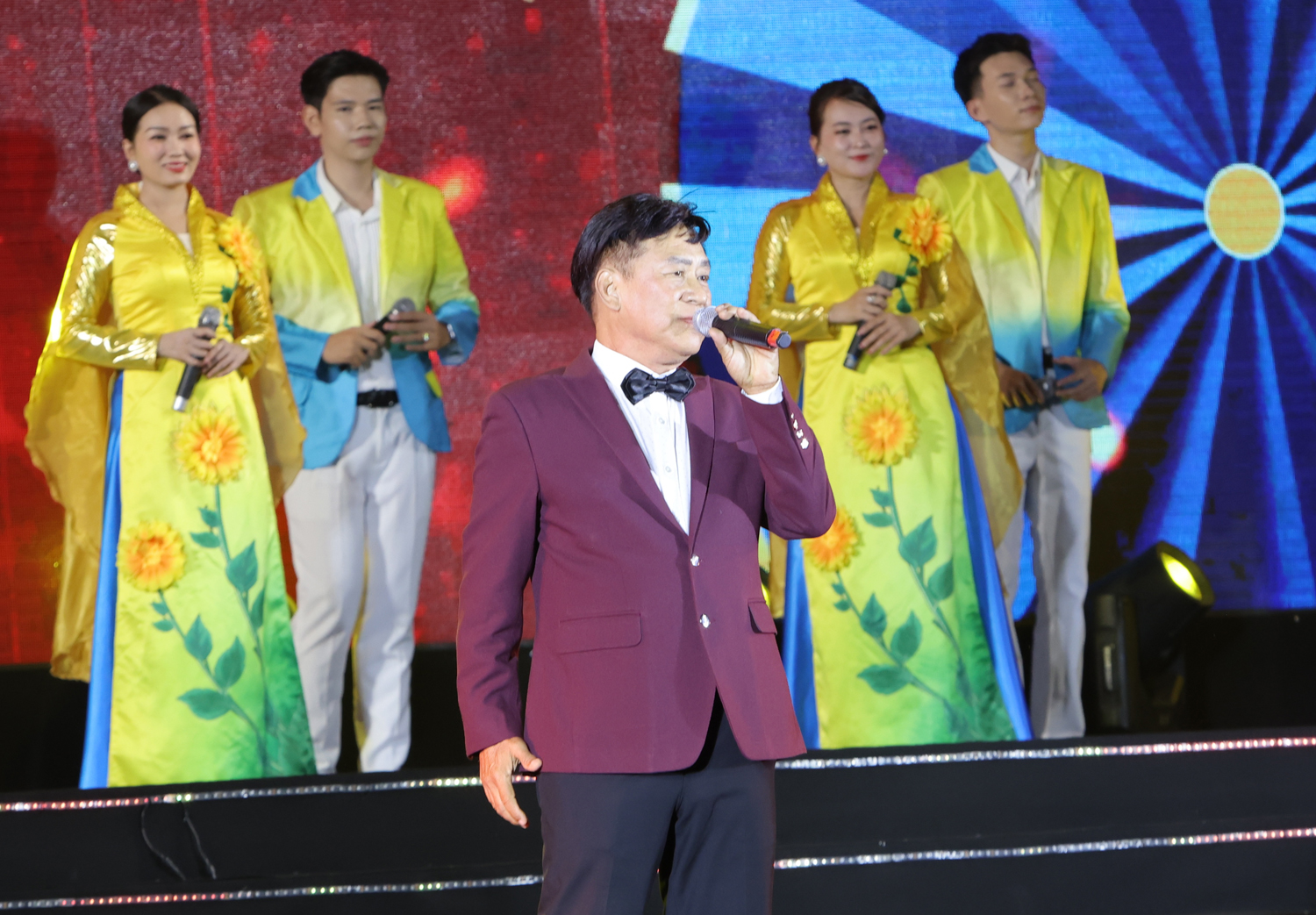 Vĩnh Long phát động thi đua thực hiện Nghị quyết Đại hội Đảng các cấp - 4