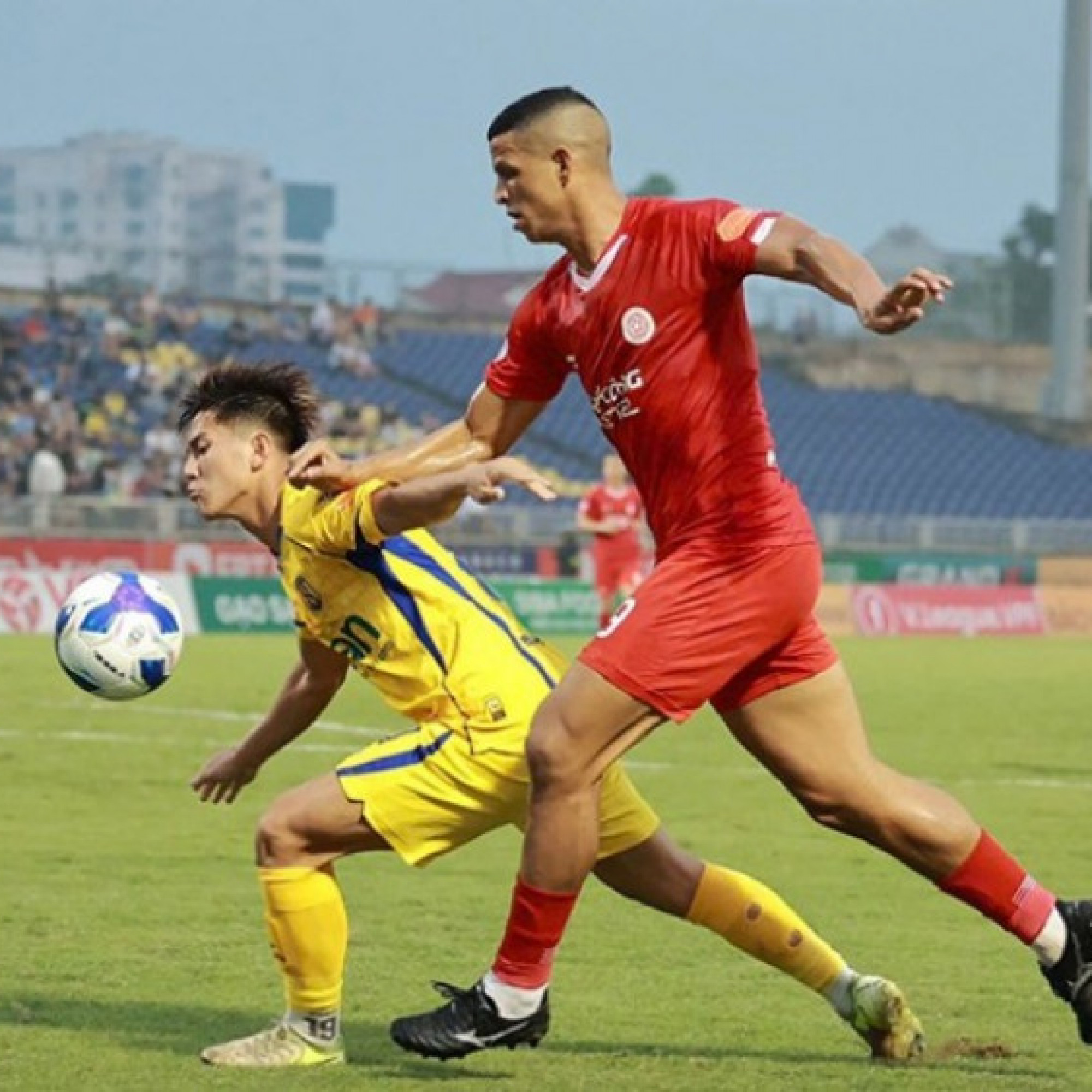  - Video bóng đá SLNA - Thể Công Viettel: Sai lầm & thẻ đỏ, thoát hiểm phút 90 (V-League)
