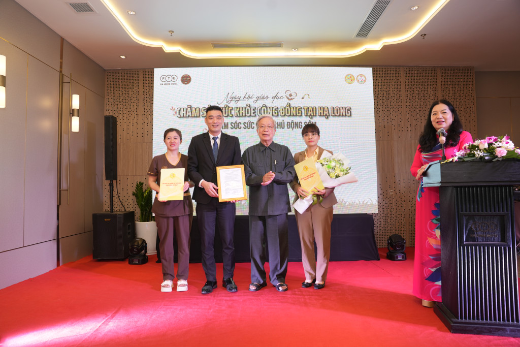 Chủ tịch VACHE trao Quyết định lập Chi hội Giáo dục chăm sóc sức khỏe cộng đồng Hạ Long - 1