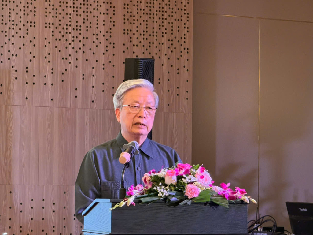 Chủ tịch VACHE trao Quyết định lập Chi hội Giáo dục chăm sóc sức khỏe cộng đồng Hạ Long - 2