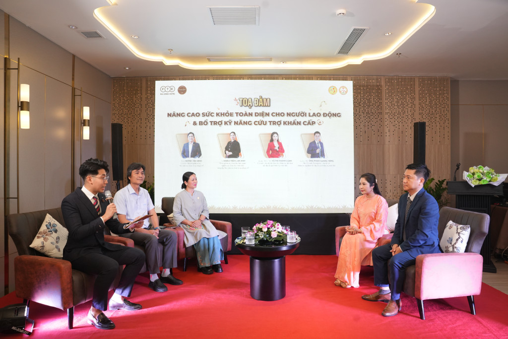 Chủ tịch VACHE trao Quyết định lập Chi hội Giáo dục chăm sóc sức khỏe cộng đồng Hạ Long - 3