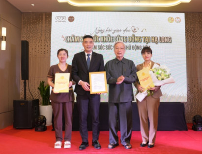  - Chủ tịch VACHE trao Quyết định lập Chi hội Giáo dục chăm sóc sức khỏe cộng đồng Hạ Long