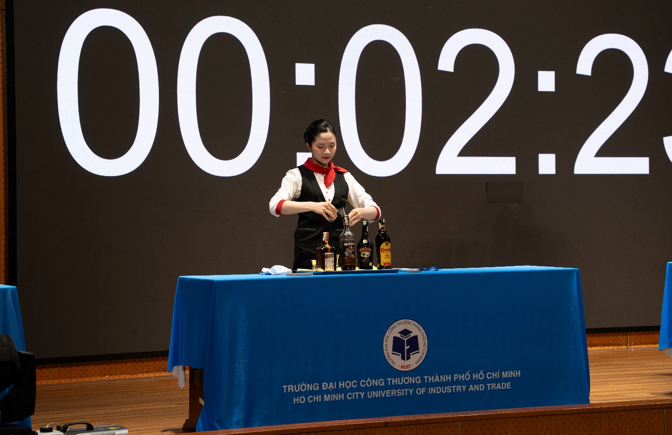 Sinh viên ĐH Hạ Long đạt giải 3 chung kết cuộc thi pha chế và biểu diễn Showmanship - 1