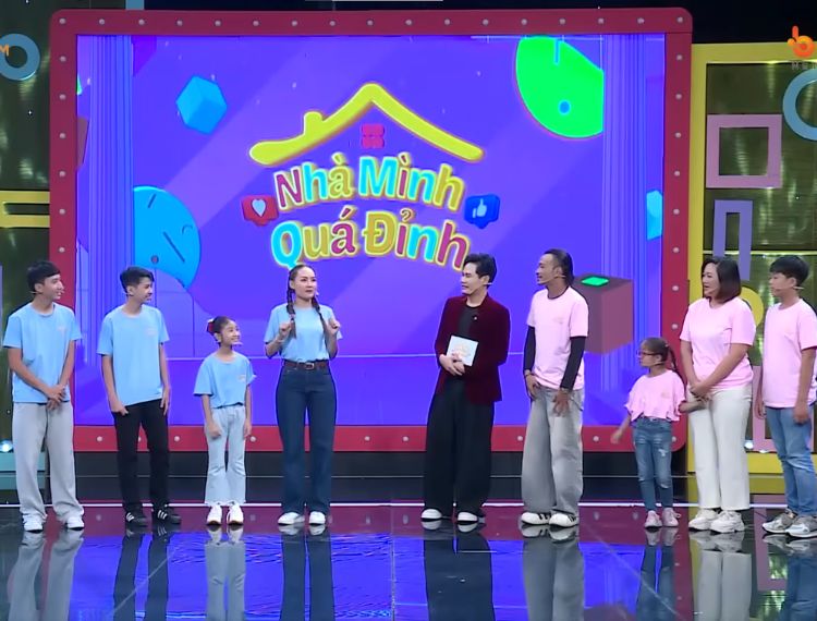 Diễm Phương diễn nét nũng nịu khiến MC Dương Hồng Phúc và Hoàng Phi “đỡ không kịp”