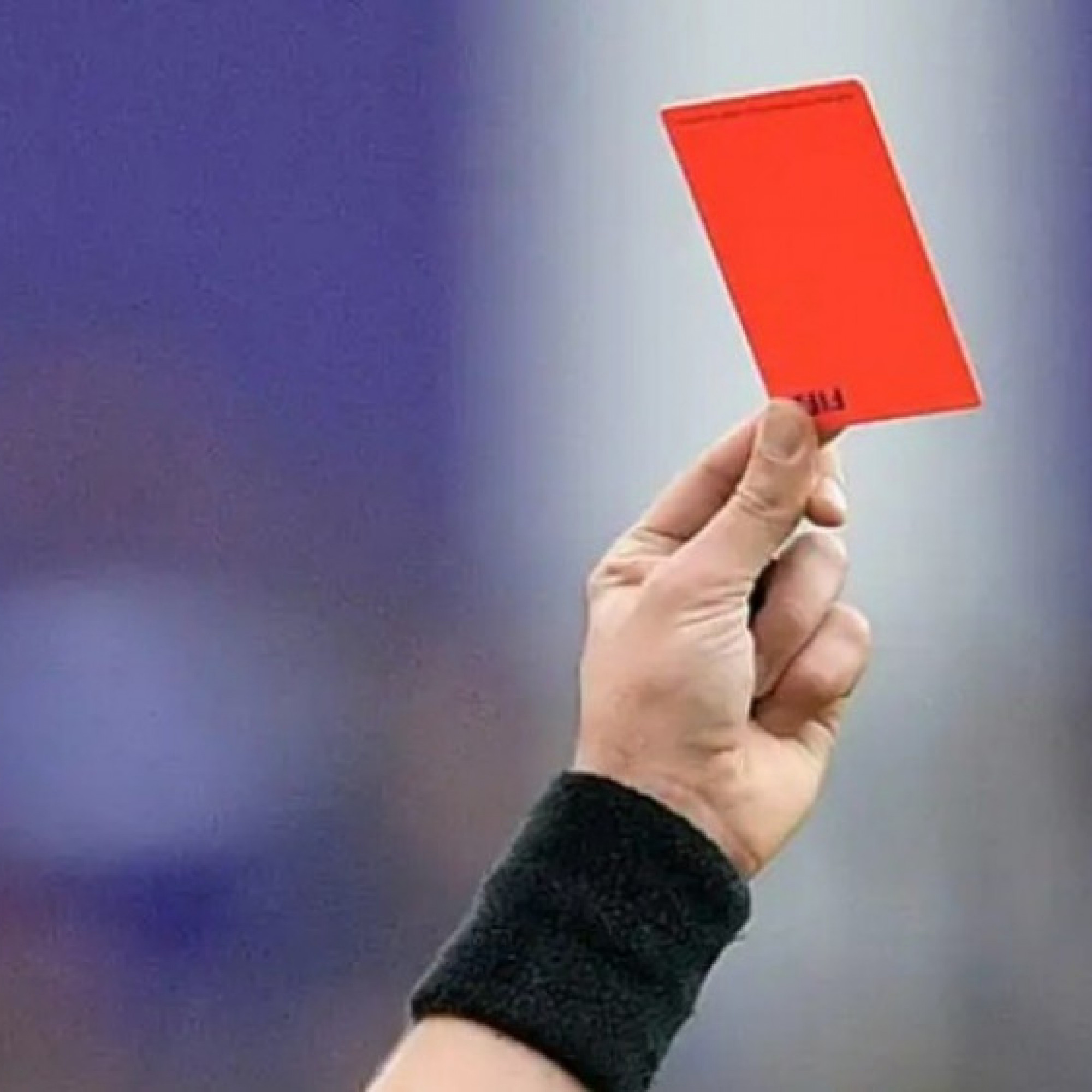  - Ngỡ ngàng trận cầu 24 thẻ đỏ: Loạn từ sân tới khán đài, fan dùng cả "hàng nóng"