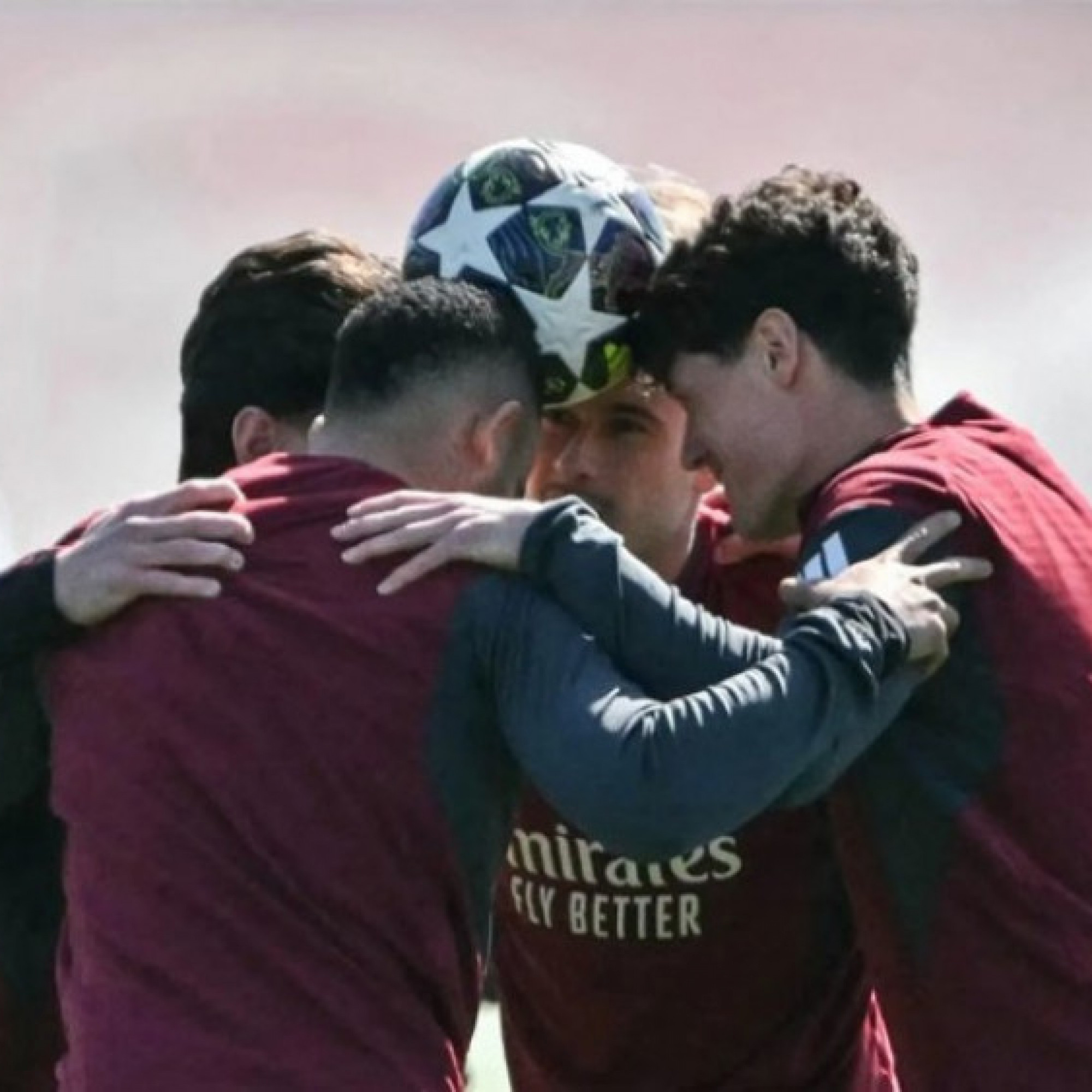  - Arteta cho Arsenal luyện công bài tập kỳ quặc, fan mỉa mai "vô dụng"