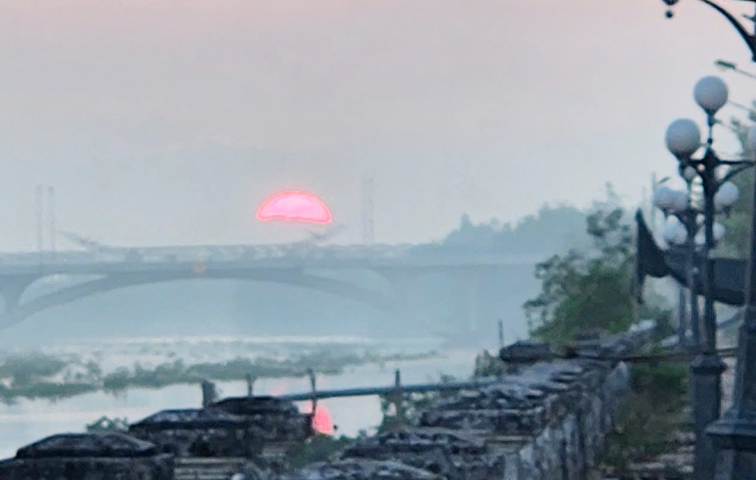 Hai phút 'nín thở' nhìn mặt trời nhô lên từ mặt sông ở Cần Thơ - 1