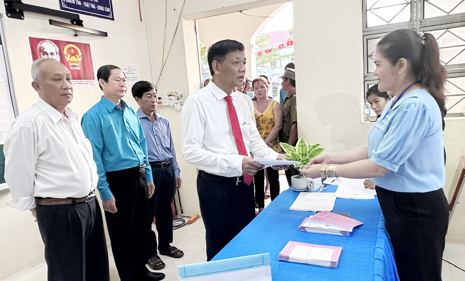 Cần Thơ tăng tốc đưa nghị quyết đại hội Đảng các cấp đi vào cuộc sống - 4