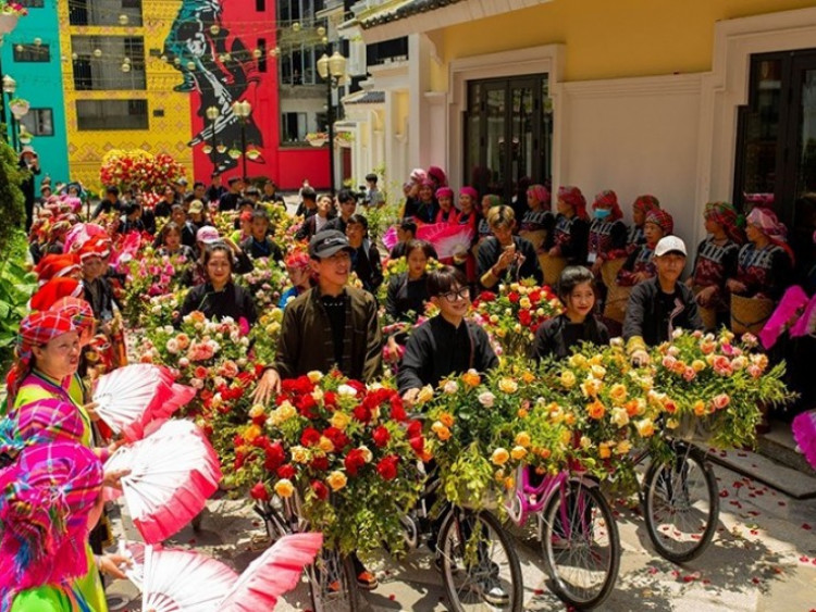 Hàng trăm nghệ nhân diễu hành xe hoa dịp Lễ hội hoa hồng Fansipan 2026