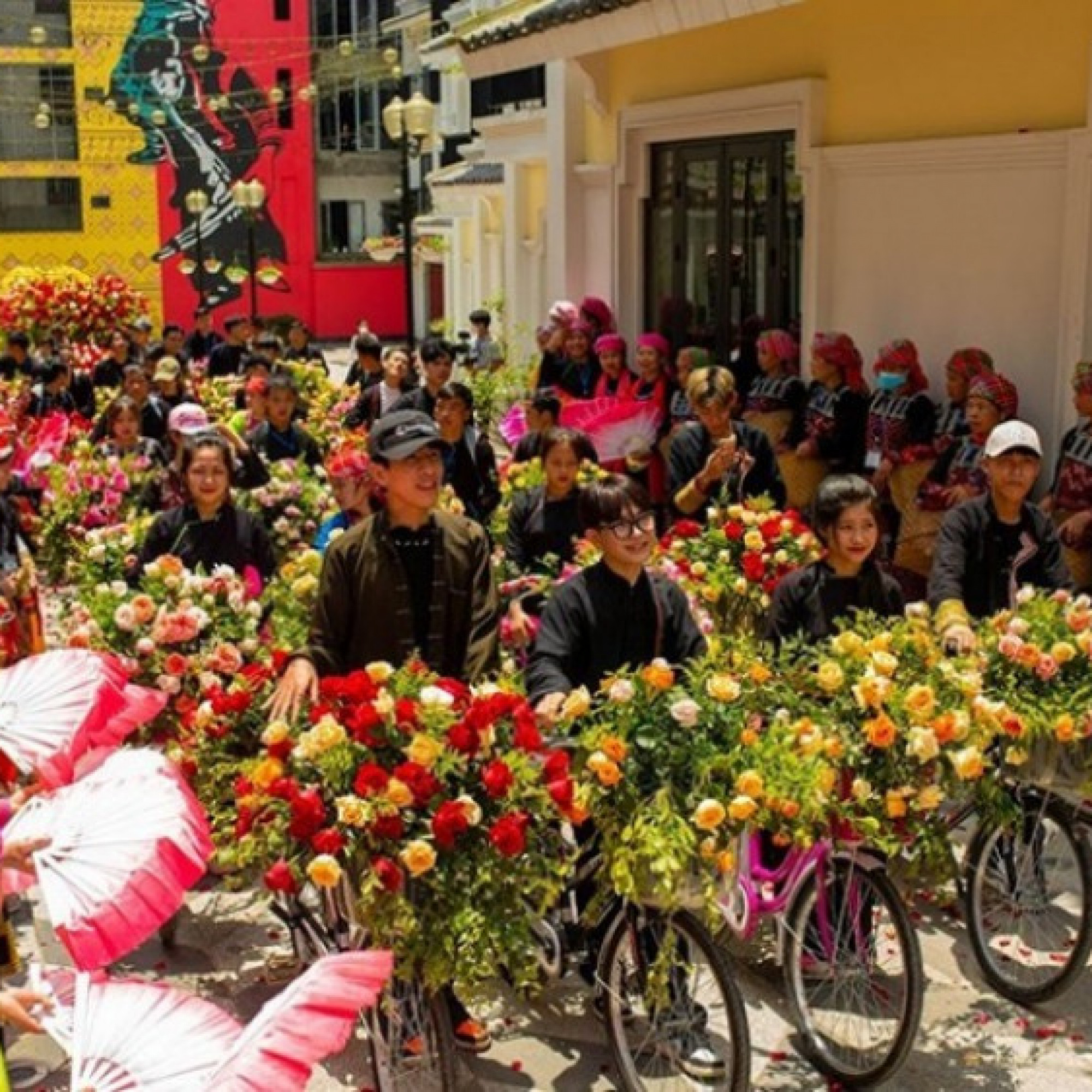 Hàng trăm nghệ nhân diễu hành xe hoa dịp Lễ hội hoa hồng Fansipan 2026