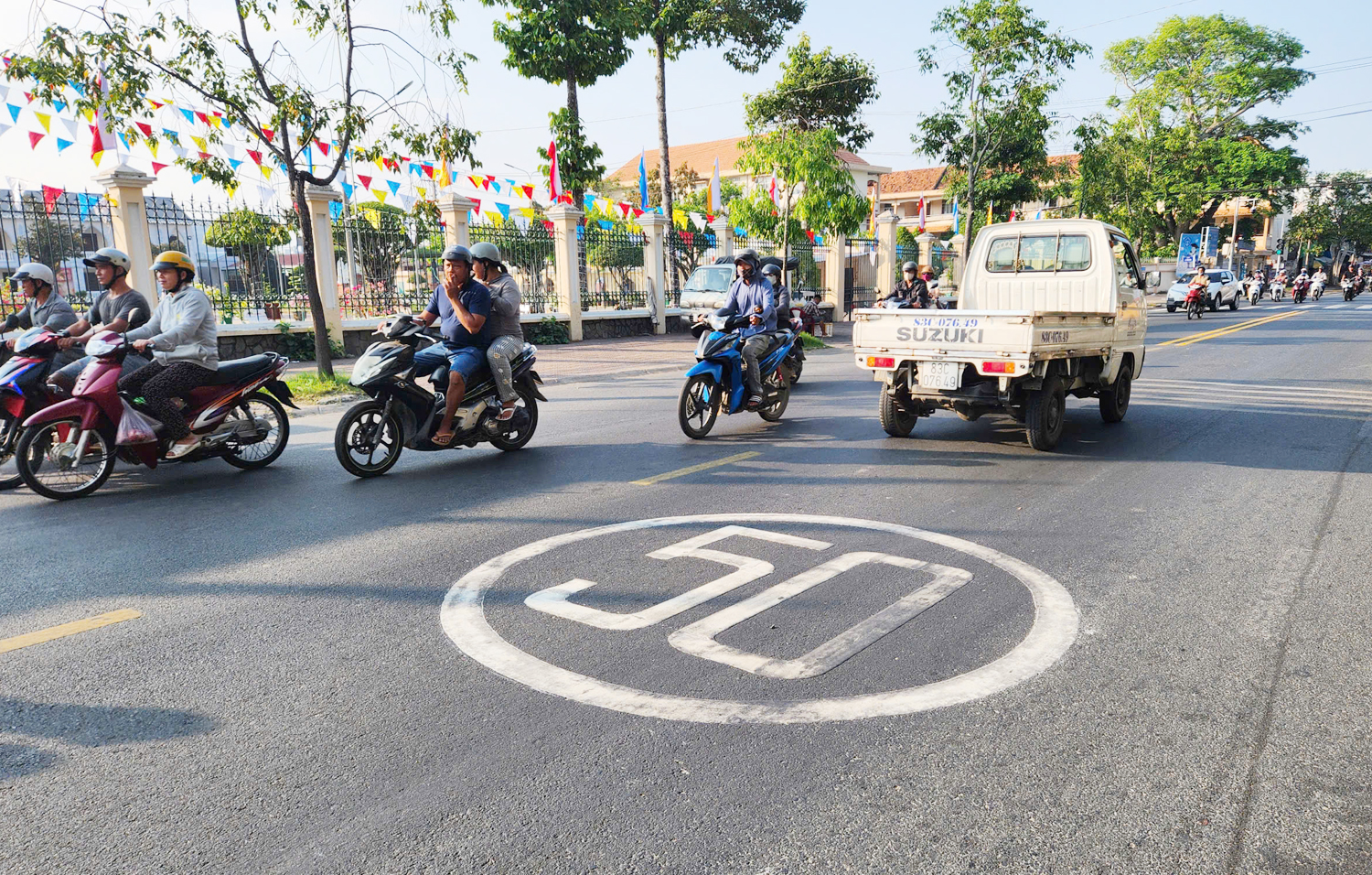 Lái xe khen cách làm hay ở Cần Thơ khi sơn giới hạn tốc độ trên mặt đường - 1