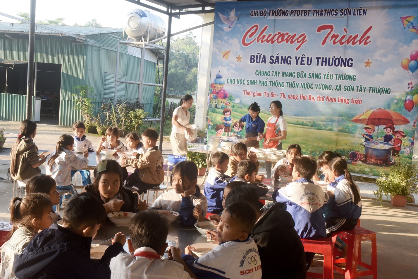 bua sang yeu thuong tiep suc den truong hoc tro ngheo vung cao - 3