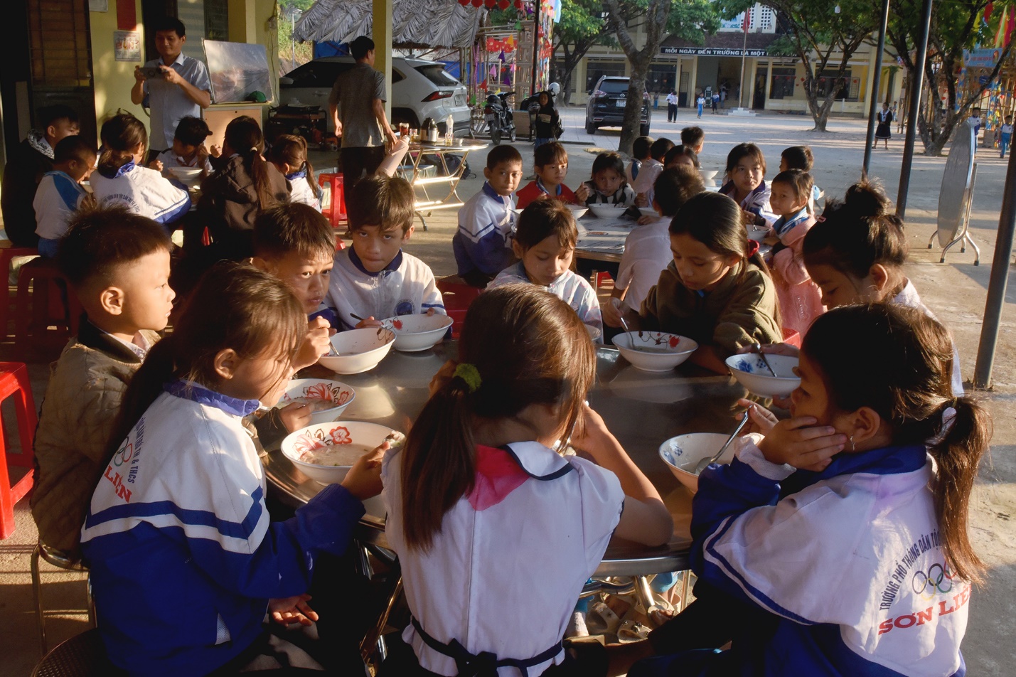 bua sang yeu thuong tiep suc den truong hoc tro ngheo vung cao - 9