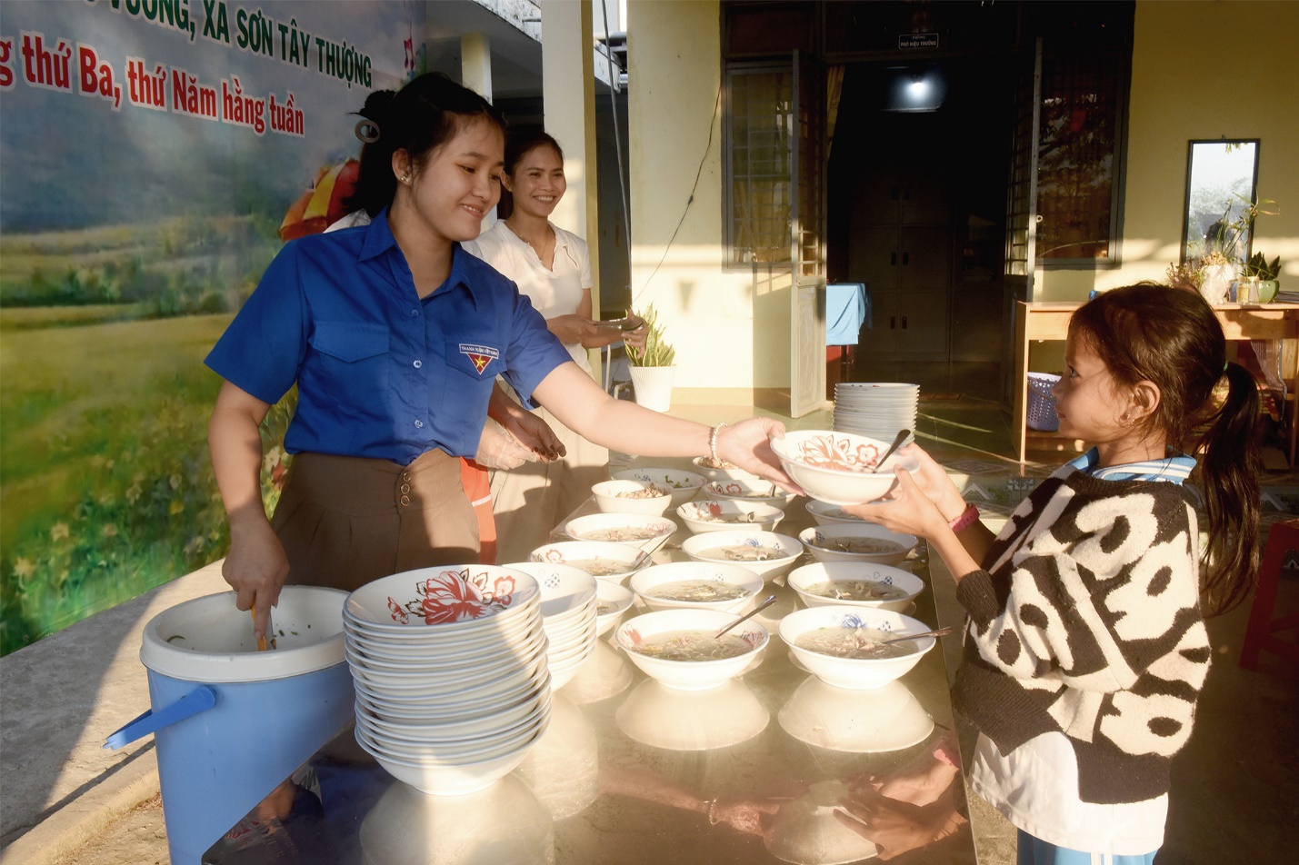 bua sang yeu thuong tiep suc den truong hoc tro ngheo vung cao - 7