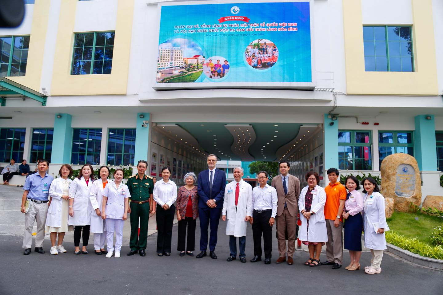 Đoàn ngoại giao Pháp thăm, trao học bổng cho nạn nhân chất độc da cam/dioxin tại TP.HCM - 1