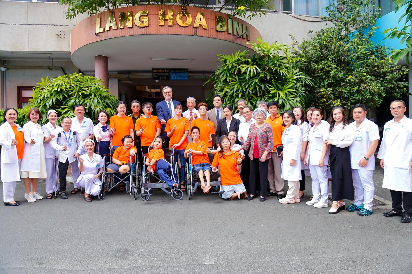 Đoàn ngoại giao Pháp thăm, trao học bổng cho nạn nhân chất độc da cam/dioxin tại TP.HCM - 2