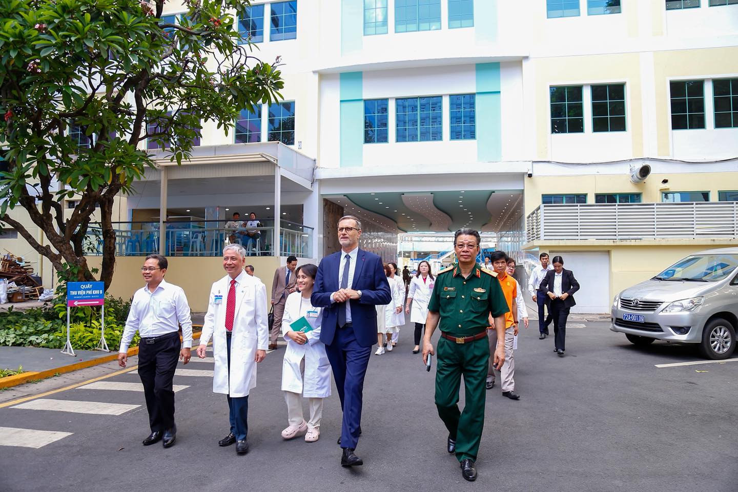 Đoàn ngoại giao Pháp thăm, trao học bổng cho nạn nhân chất độc da cam/dioxin tại TP.HCM - 3