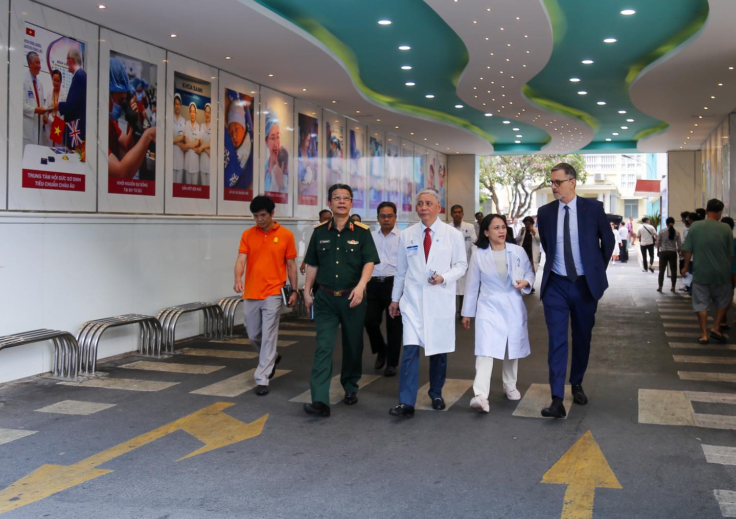 Đoàn ngoại giao Pháp thăm, trao học bổng cho nạn nhân chất độc da cam/dioxin tại TP.HCM - 4