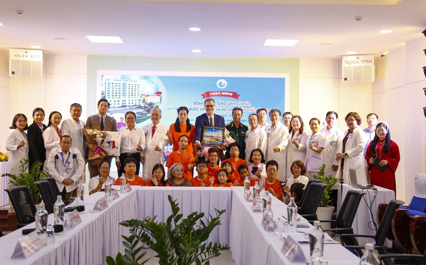 Đoàn ngoại giao Pháp thăm, trao học bổng cho nạn nhân chất độc da cam/dioxin tại TP.HCM - 5