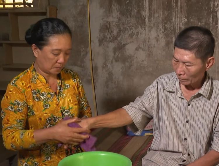 Chuyến xe nhân ái: Chồng tai biến liệt nửa người, vợ mang bệnh vẫn một mình xoay xở nuôi con