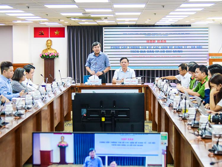 Bãi giữ xe Đường sách TP.HCM: Giữ nguyên vỉa hè hay di dời để đảm bảo mỹ quan?