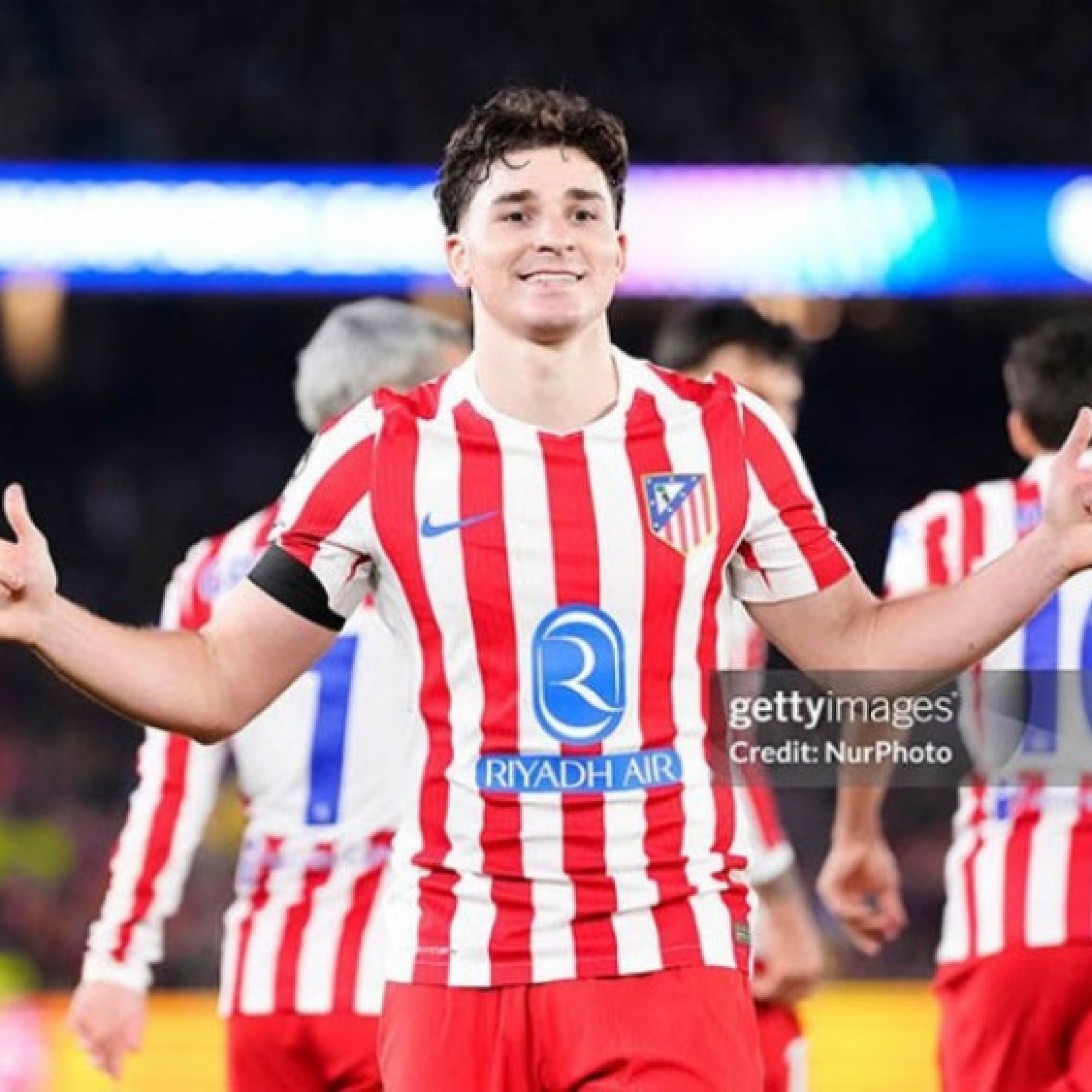  - Siêu phẩm sút phạt hoàn hảo của Alvarez, Barca ôm hận lượt đi tứ kết C1