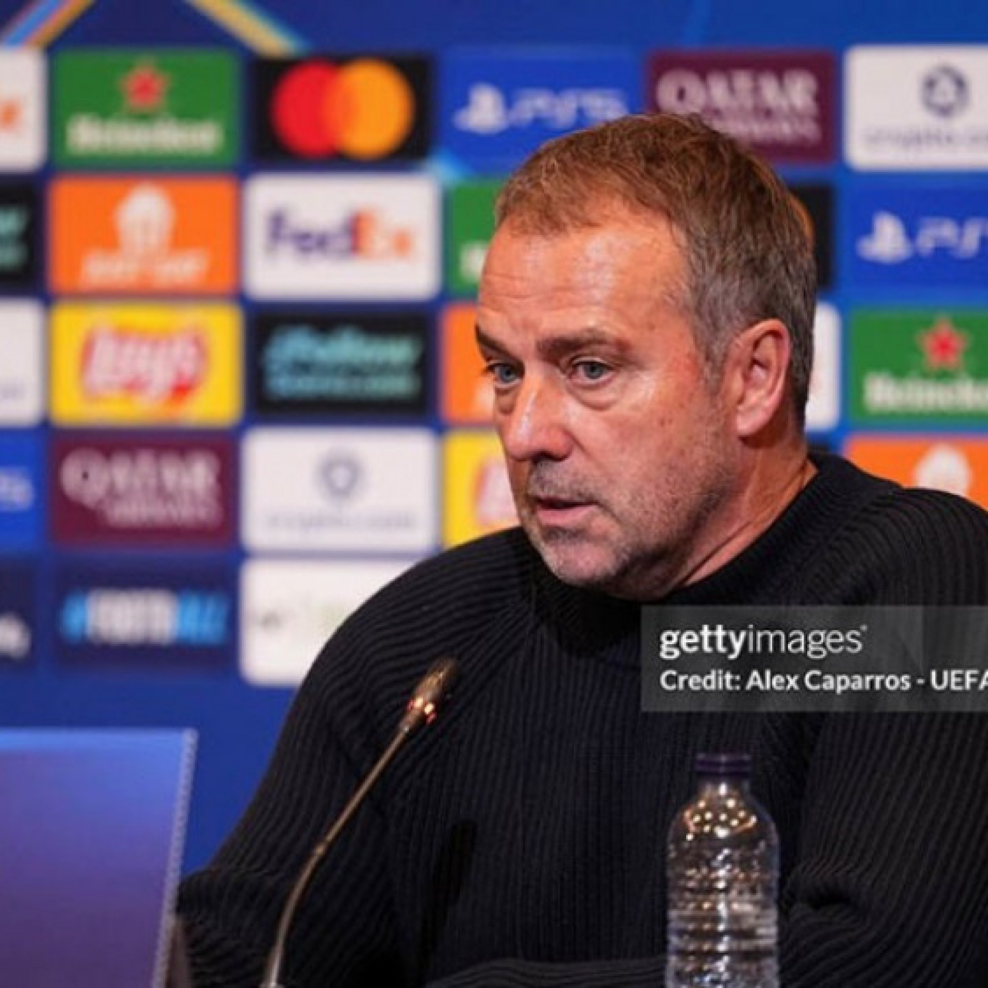  - Đại chiến Barca - Atletico: HLV Flick tố VAR bất công, Simeone nói gì?