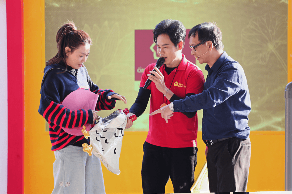 NSƯT Đức Khuê và diễn viên Thanh Hương xúc động trước hình ảnh những người mẹ gồng gánh nuôi con sau khi chồng mất - 1