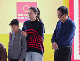  - NSƯT Đức Khuê và diễn viên Thanh Hương xúc động trước hình ảnh những người mẹ gồng gánh nuôi con sau khi chồng mất