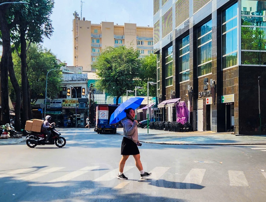 Nắng nóng đợt này thực sự 'đáng sợ', chạy xe mà đầu óc choáng váng, hoa hết cả mắt - 7