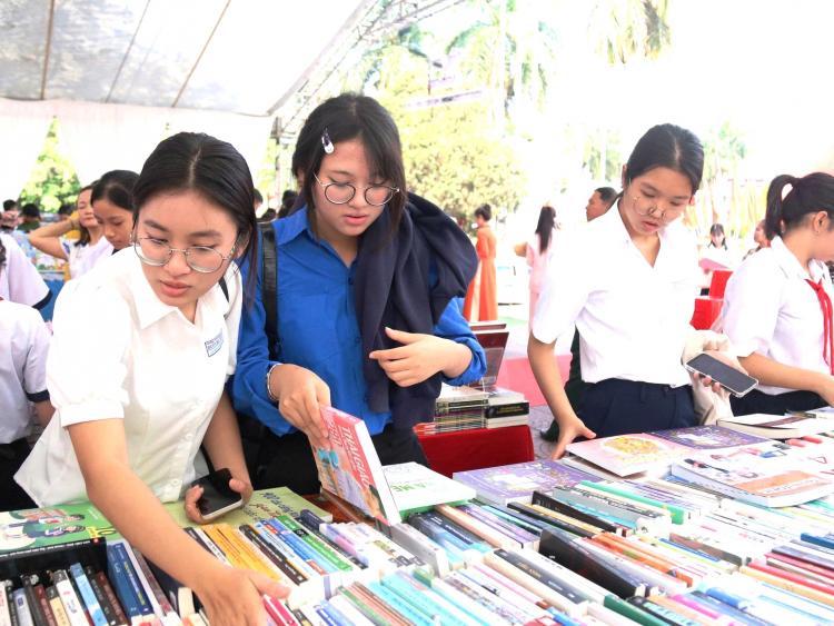 Lan tỏa niềm đam mê đọc sách tại Ngày hội sách ở Đắk Lắk