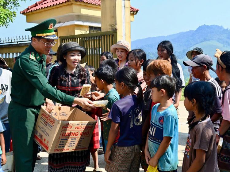 Nhiều hoạt động hướng về nhân dân biên giới hai tỉnh Sê Kông, Salavan