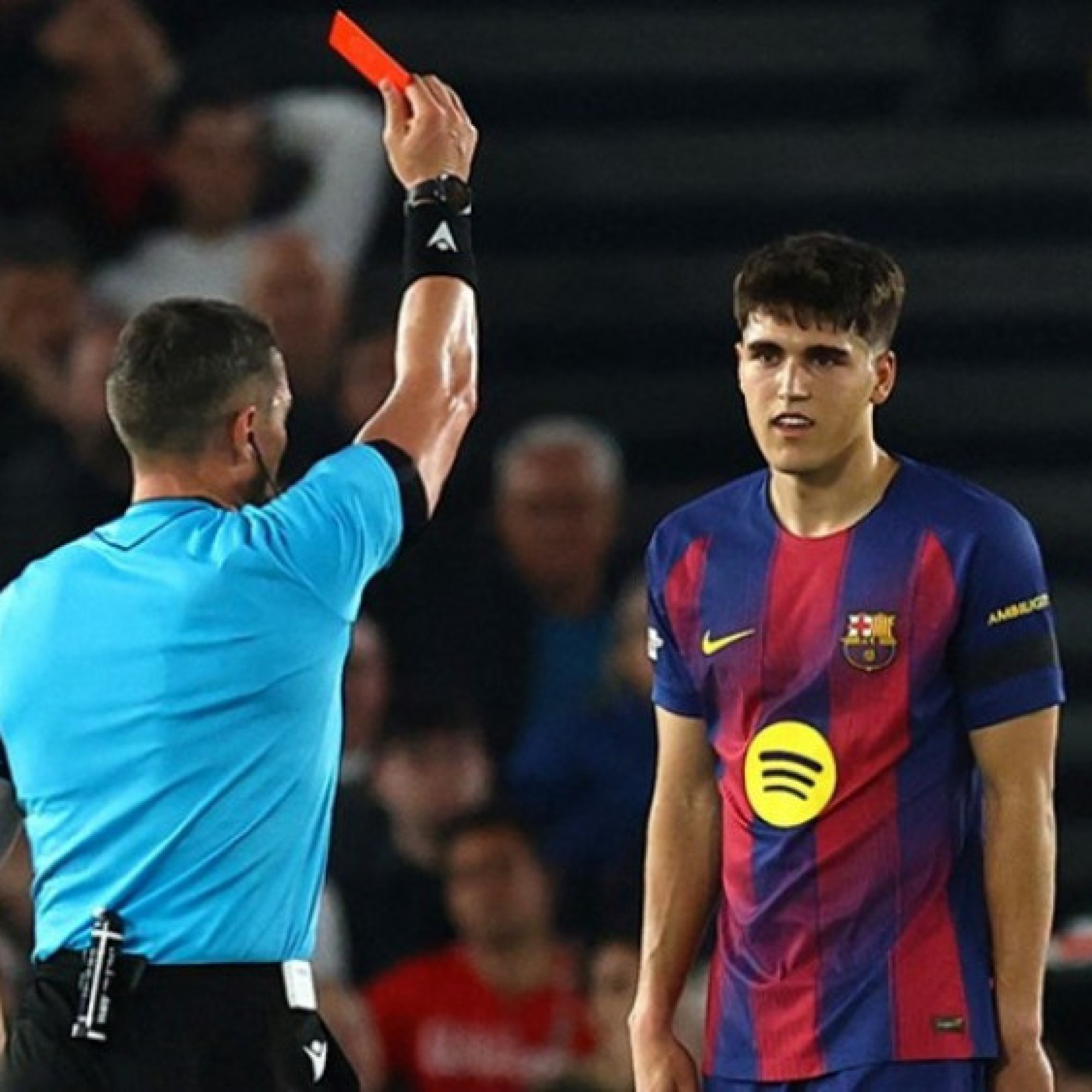  - Barcelona hóa "FC thẻ đỏ" ở Cúp C1: Chơi dao phải chịu đứt tay