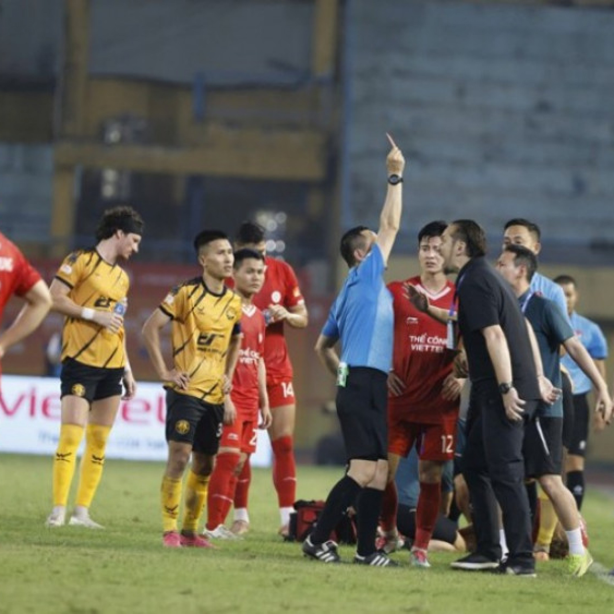  - Popov “nổi đóa” nhận thẻ đỏ, Thể Công Viettel thắng trận cầu căng như dây đàn