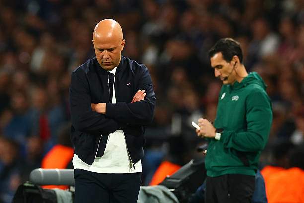 Hỗn độn hậu trường Liverpool: Arne Slot chưa bị sa thải vì… sếp trên bỏ chạy trước - 1