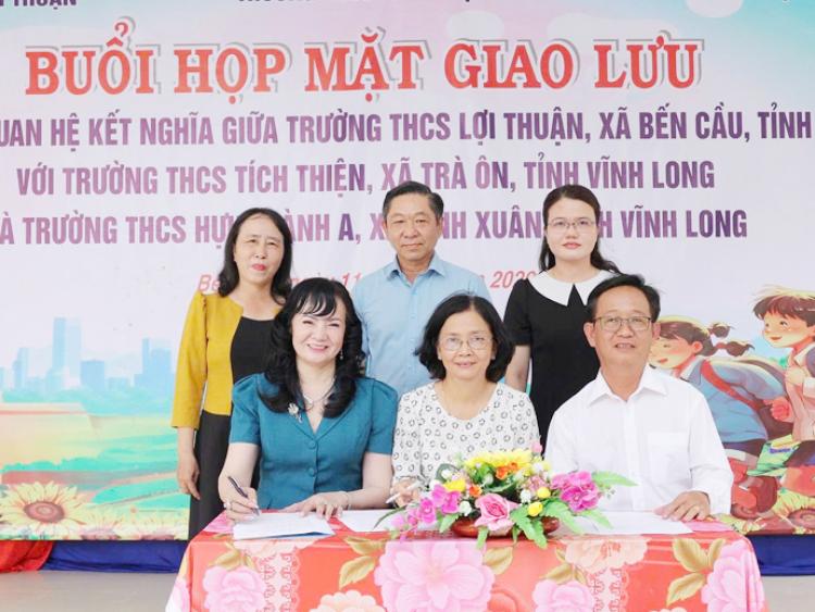 Khi phấn trắng bắc cầu kiều: Khát vọng kết nối giữa hai miền đất học