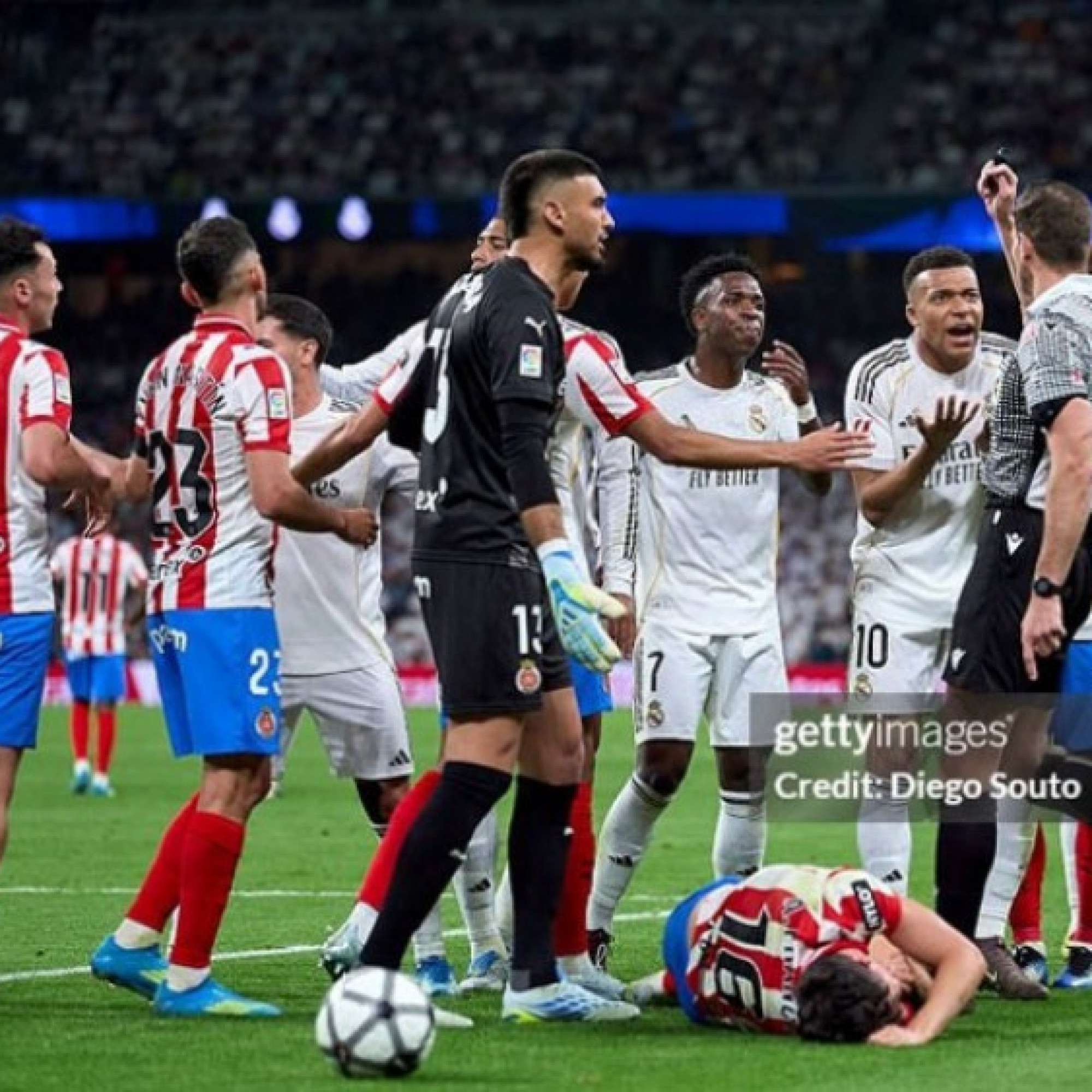  - Real Madrid "giương cờ trắng" đua vô địch với Barcelona, Mbappe đánh mất chính mình