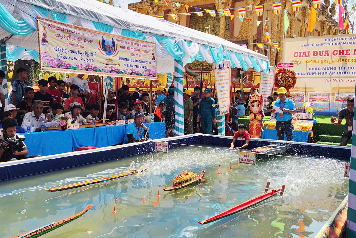 Hàng nghìn du khách xem đua ghe ngo mini trên cạn ở Cần Thơ - 1