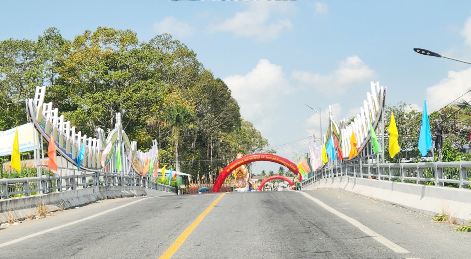 Hàng nghìn du khách xem đua ghe ngo mini trên cạn ở Cần Thơ - 2