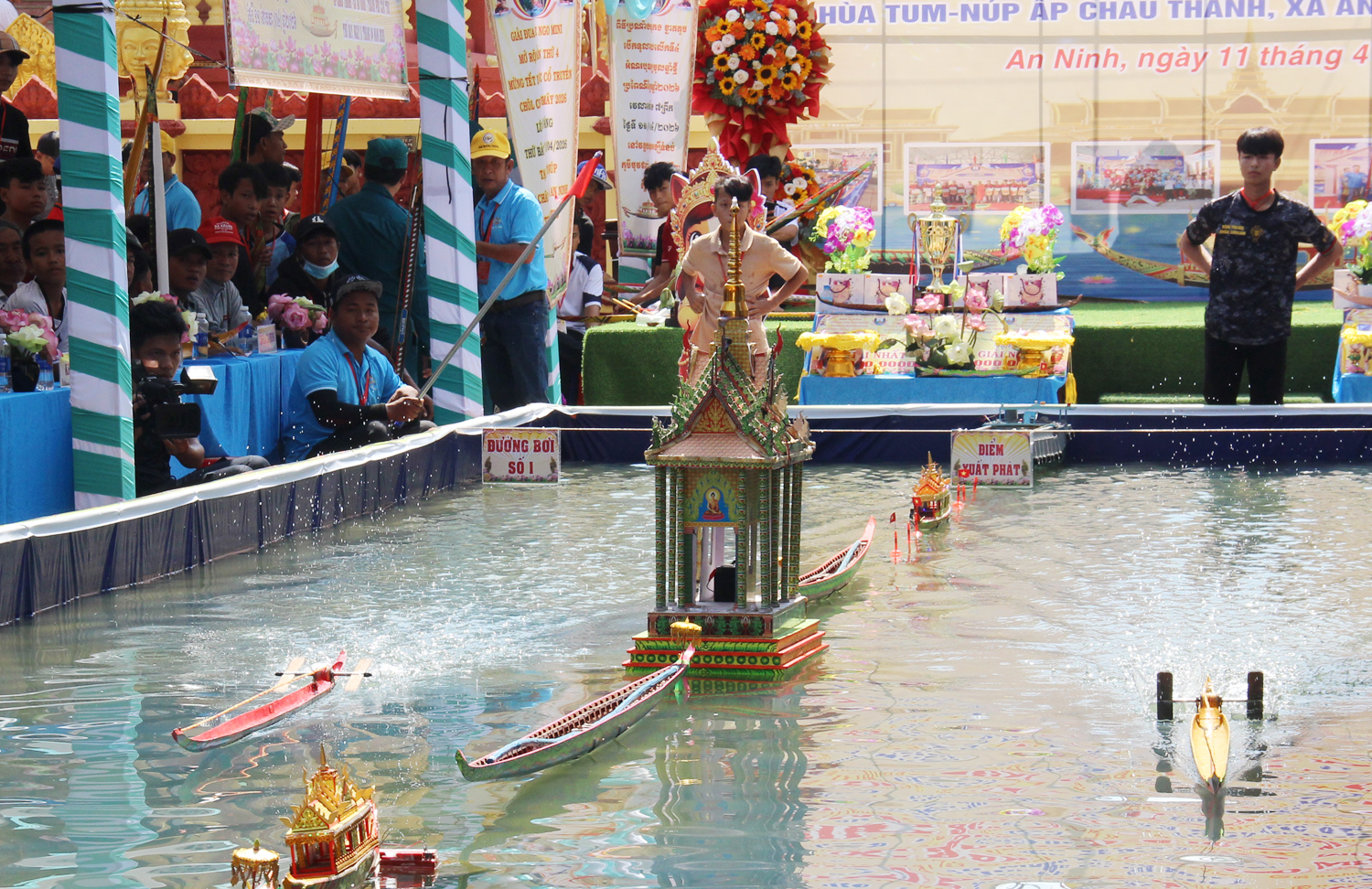 Hàng nghìn du khách xem đua ghe ngo mini trên cạn ở Cần Thơ - 3