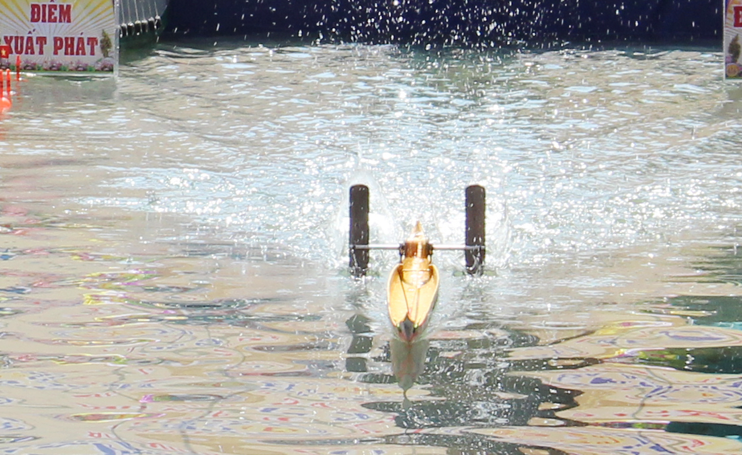 Hàng nghìn du khách xem đua ghe ngo mini trên cạn ở Cần Thơ - 4