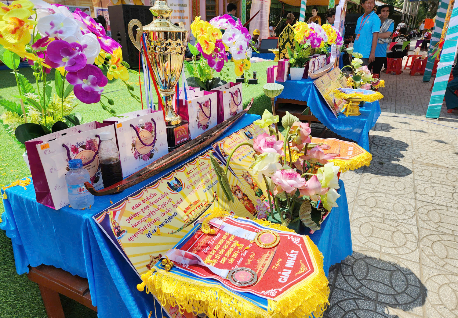 Hàng nghìn du khách xem đua ghe ngo mini trên cạn ở Cần Thơ - 9