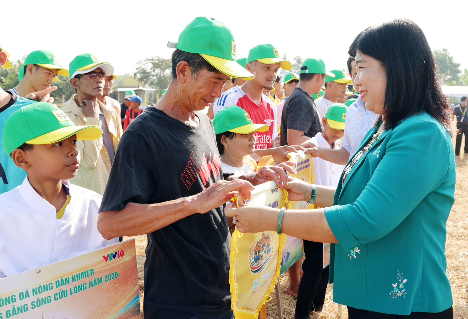 Hàng nghìn du khách xem đua ghe ngo mini trên cạn ở Cần Thơ - 12