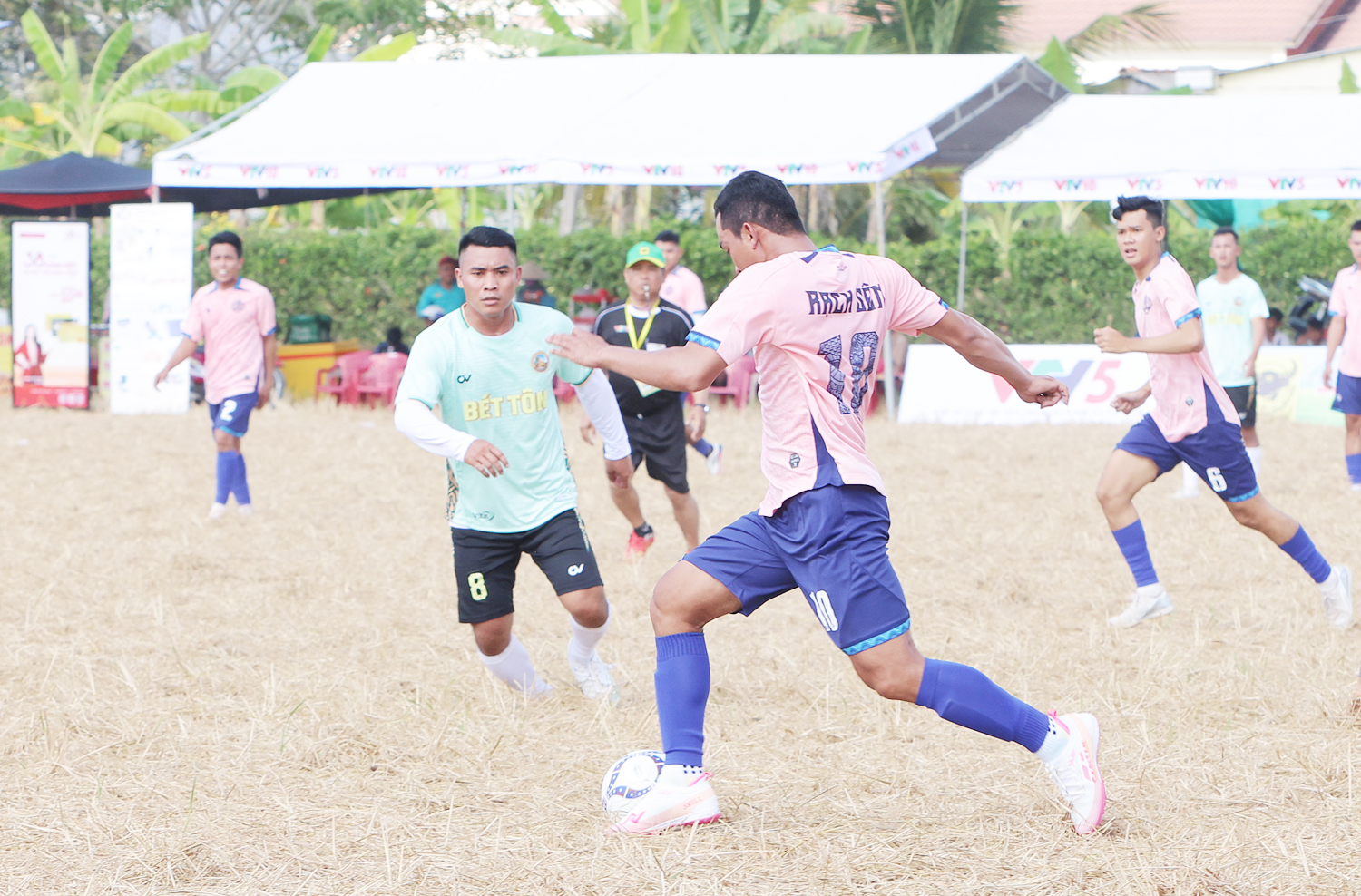 Hàng nghìn du khách xem đua ghe ngo mini trên cạn ở Cần Thơ - 13