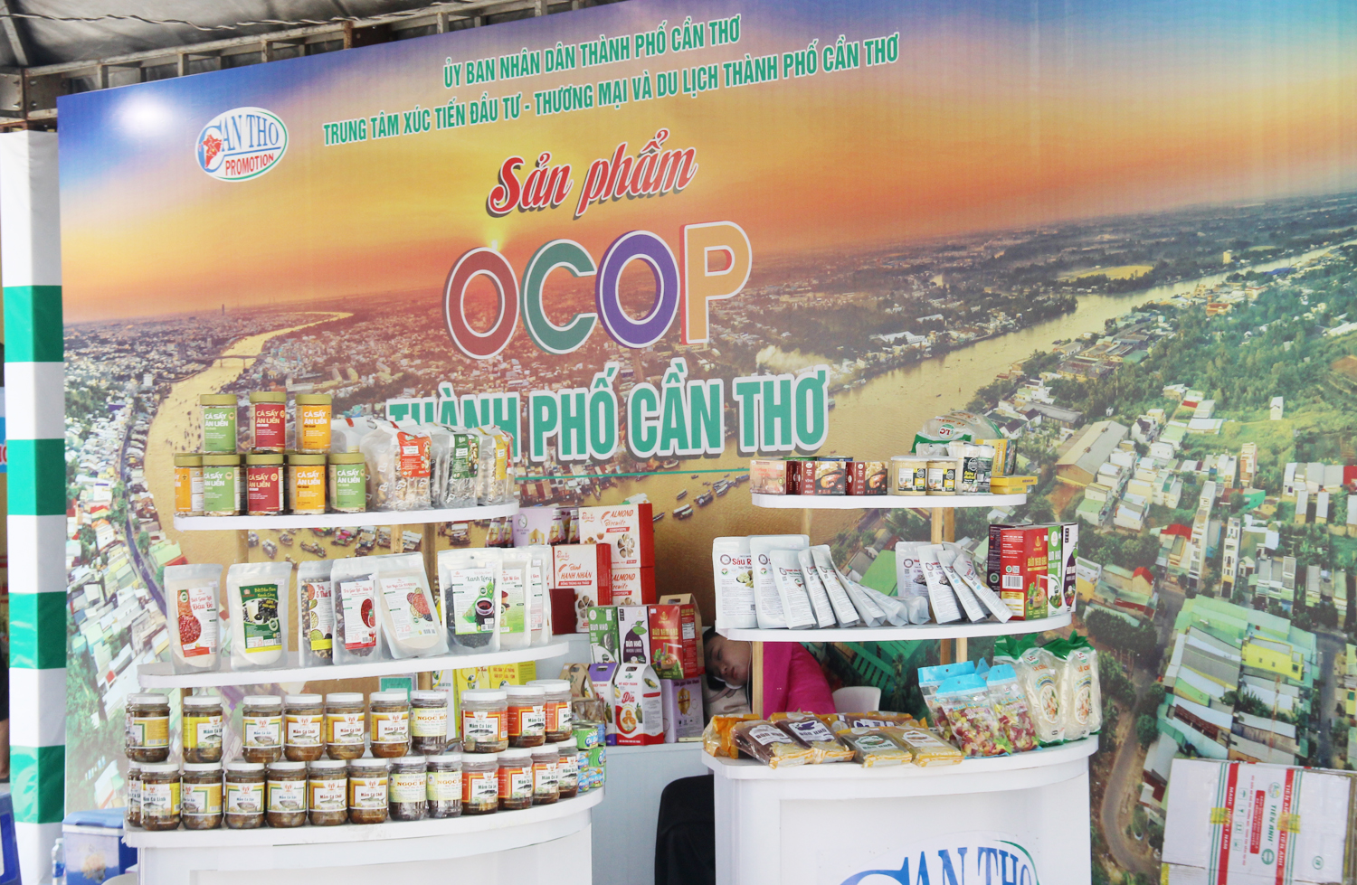 Hàng nghìn du khách xem đua ghe ngo mini trên cạn ở Cần Thơ - 14