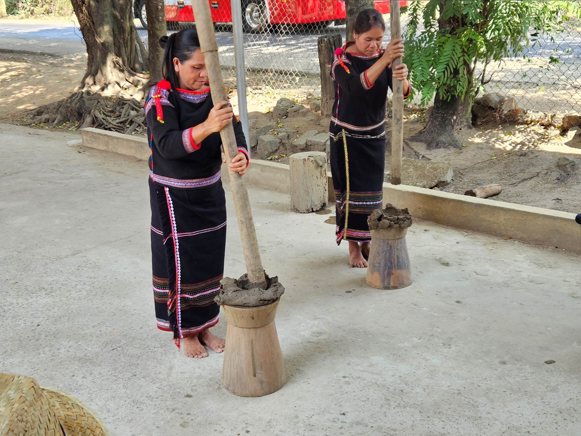gom den va tuong nha mo: nhung manh ghep giu tron can tinh dai ngan - 12