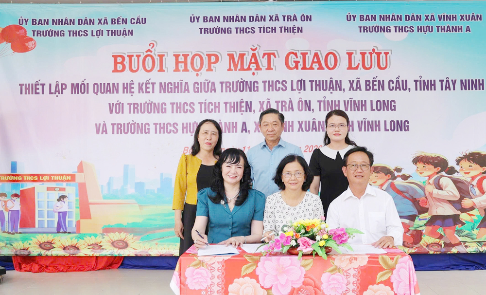 Khi phấn trắng bắc cầu kiều: Khát vọng kết nối giữa hai miền đất học - 1